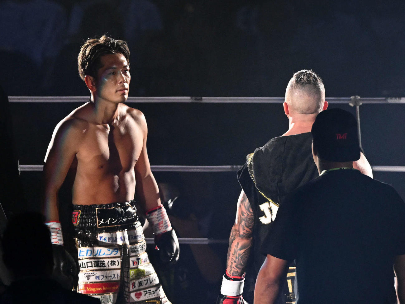 ジジ（右）と向かい合う皇治（撮影・滝沢徹郎）