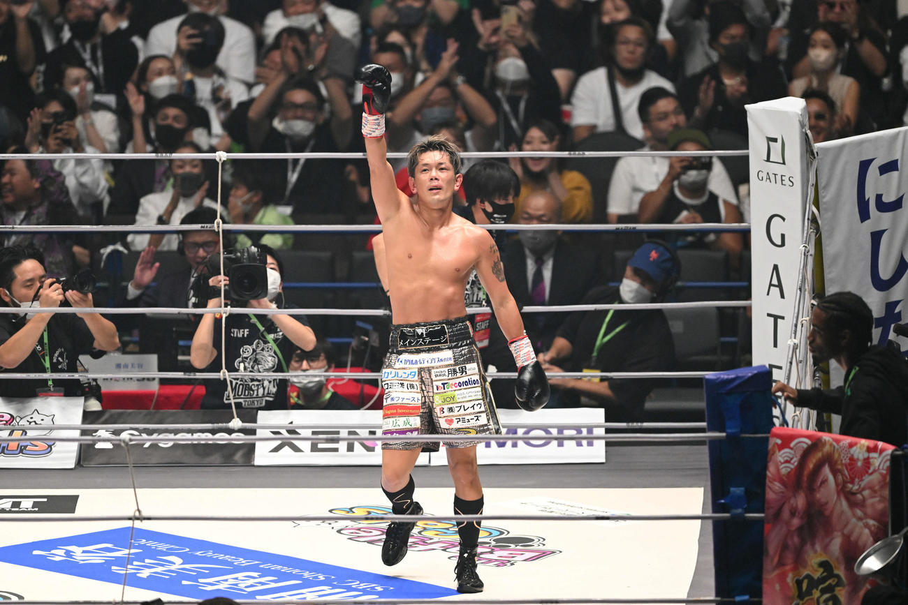 ジジに勝利しファンの拍手に応じる皇治（撮影・滝沢徹郎）