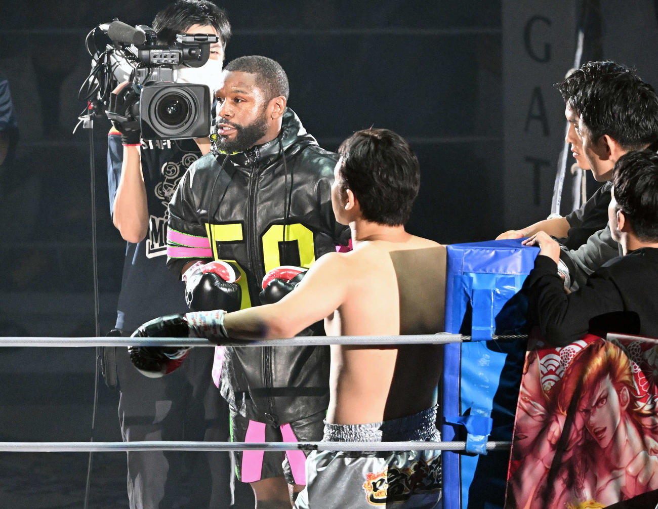 リングインし朝倉未来（手前）の前を通り過ぎるフロイド・メイウェザー（撮影・滝沢徹郎）