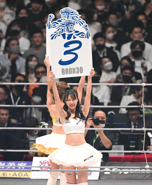 ラウンドを伝えるRIZINガールの荒井つかさ（撮影・滝沢徹郎）