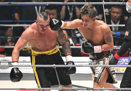 3回、ジジ（左）にパンチを見舞いTKO勝ちする皇治（撮影・滝沢徹郎）