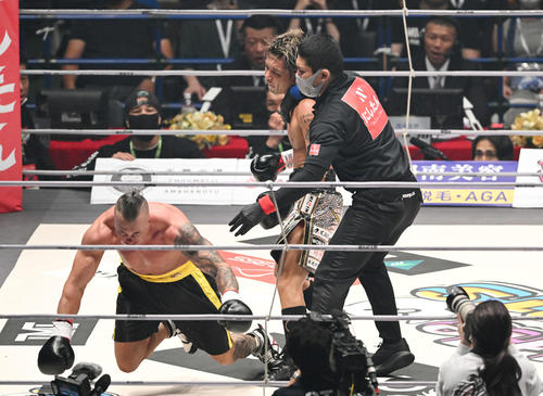 3回、ジジ（左）にパンチを見舞いTKO勝ちする皇治（撮影・滝沢徹郎）