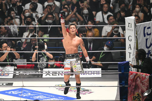 ジジに勝利しファンの拍手に応じる皇治（撮影・滝沢徹郎）