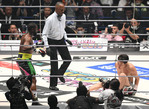 2回、フロイド・メイウェザー（左）は朝倉未来にKO勝ちする（撮影・滝沢徹郎）