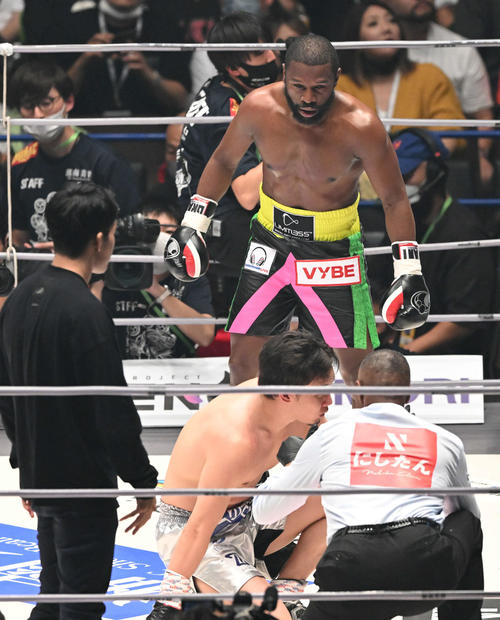 2回、ダウンした朝倉未来（手前）を見つめるフロイド・メイウェザー（撮影・滝沢徹郎）