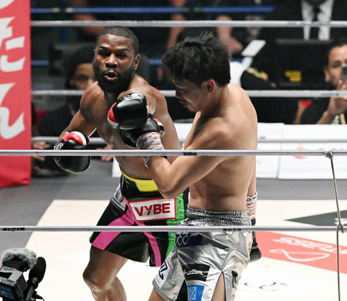 2回、朝倉未来（右）にパンチを見舞うフロイド・メイウェザー（撮影・滝沢徹郎）