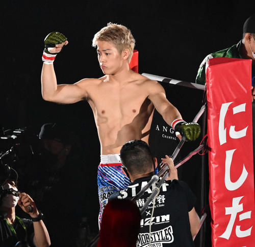 リングインする三浦孝太（撮影・滝沢徹郎）