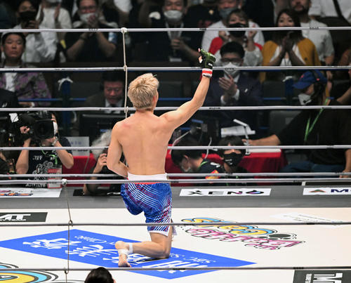 ブンチュアイ・ポーンスーンヌーンに一本勝ちしポーズを決める三浦孝太（撮影・滝沢徹郎）