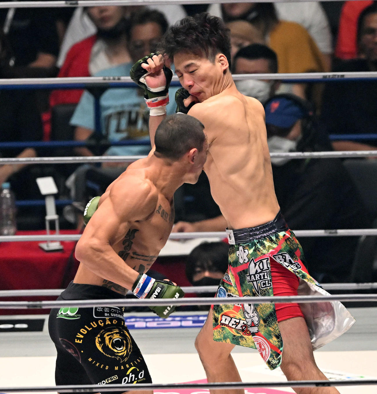 ルイス・グスタボ（手前）のパンチを食らう大原樹理（撮影・滝沢徹郎）