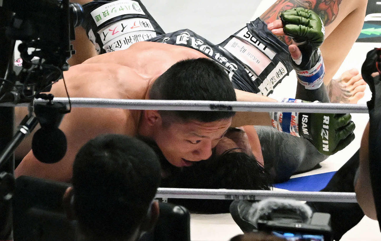 2回、金太郎（下）から肩固めで一本勝ちする堀口恭司（撮影・滝沢徹郎）