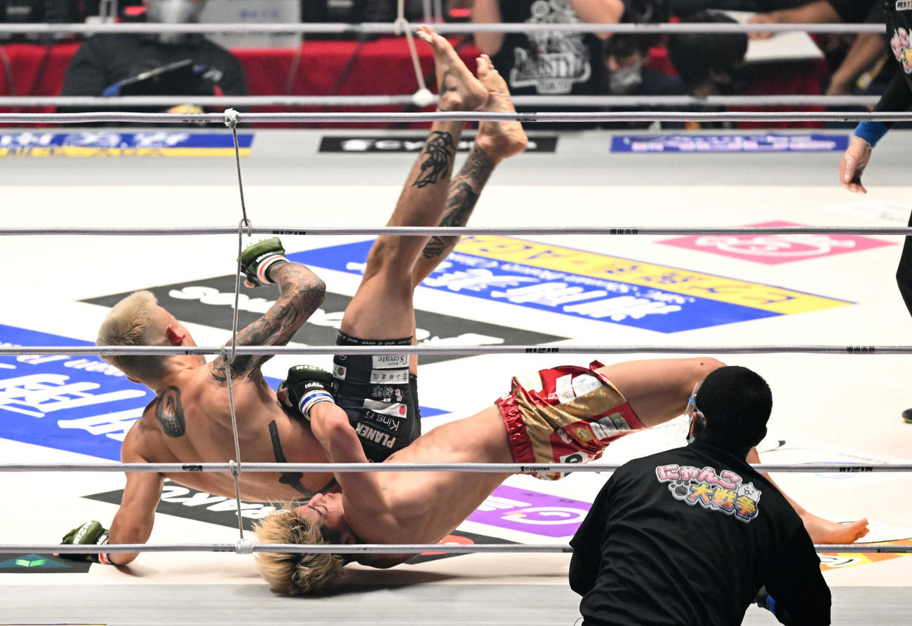 1回、鈴木千裕（下）は萩原京平を投げ付ける（撮影・滝沢徹郎）