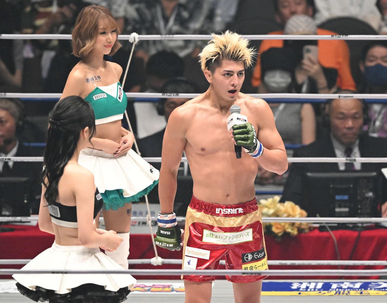 萩原京平に勝利した鈴木千裕はマイクパフォーマンスする（撮影・滝沢徹郎）