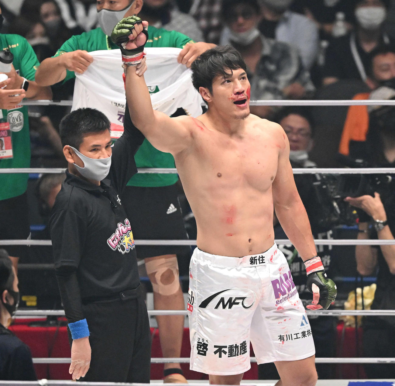 カルリ・ギブレインに勝利し勝ち名乗りを受けるシビサイ頌真（撮影・滝沢徹郎）