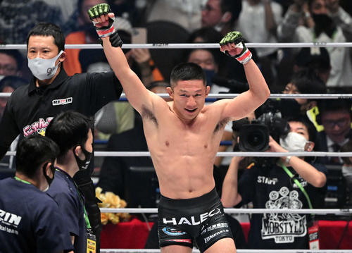 金太郎に一本勝ちし勝ち名乗りを受ける堀口恭司(撮影・滝沢徹郎)