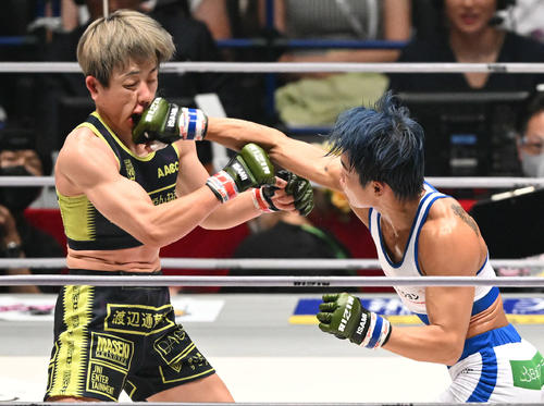 3回、浜崎朱加(左)にパンチを見舞うパク・シウ(撮影・滝沢徹郎)
