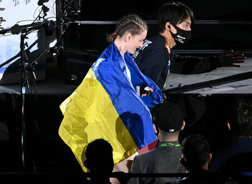 ウクライナ国旗に身を包み入場するアナスタシア・スヴェッキスカ（撮影・滝沢徹郎）