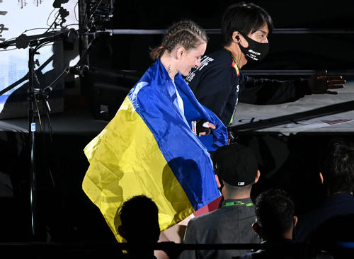 ウクライナ国旗に身を包み入場するアナスタシア・スヴェッキスカ(撮影・滝沢徹郎)