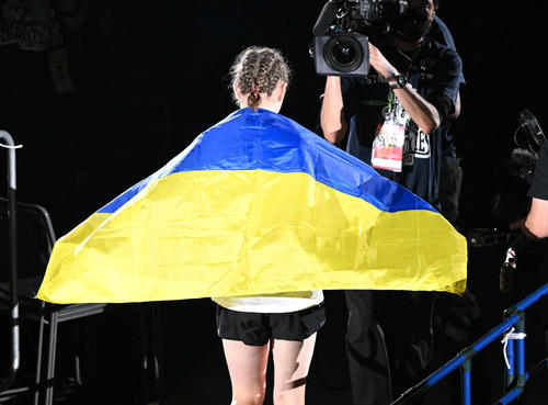 ウクライナ国旗に身を包み入場するアナスタシア・スヴェッキスカ（撮影・滝沢徹郎）