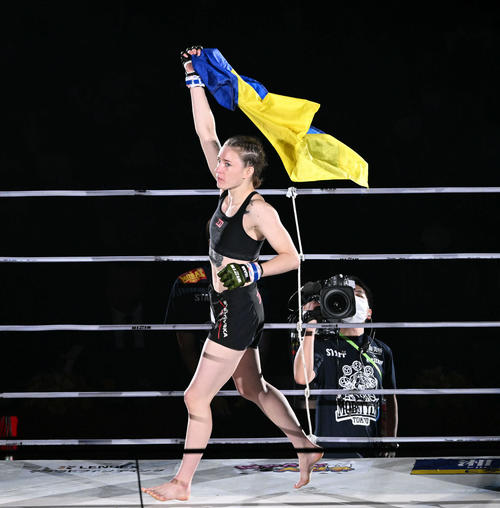 ウクライナ国旗を手にリングインするアナスタシア・スヴェッキスカ（撮影・滝沢徹郎）