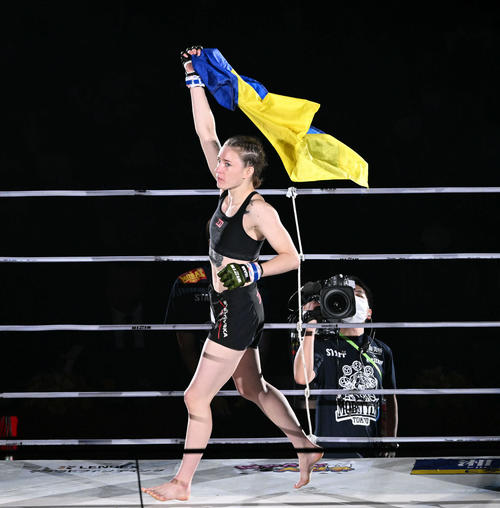 ウクライナ国旗を手にリングインするアナスタシア・スヴェッキスカ(撮影・滝沢徹郎)