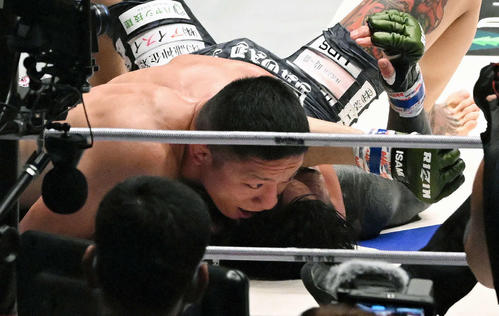 2回、金太郎(下)から肩固めで一本勝ちする堀口恭司(撮影・滝沢徹郎)
