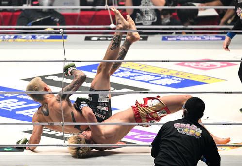 1回、鈴木千裕(下)は萩原京平を投げ付ける(撮影・滝沢徹郎)
