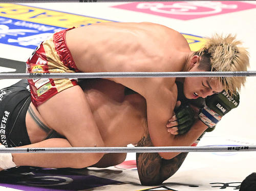 2回、鈴木千裕(上)は萩原京平の首を締め上げる(撮影・滝沢徹郎)