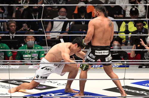 シビサイ頌真(左)はカルリ・ギブレインにタックルを見舞う(撮影・滝沢徹郎)
