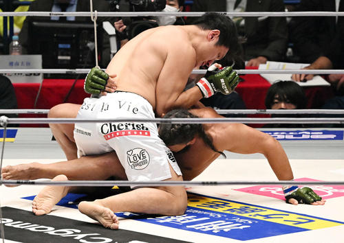 カルリ・ギブレイン(下)に肘を落とすシビサイ頌真(撮影・滝沢徹郎)