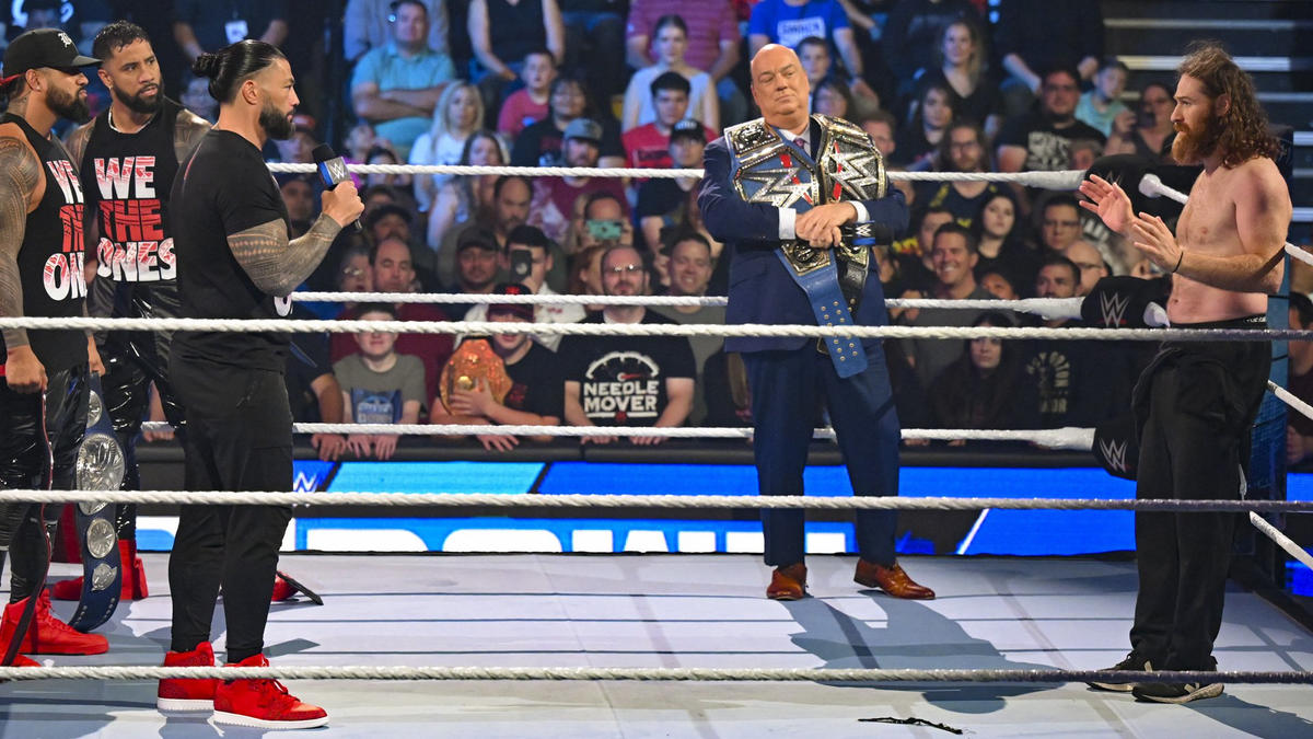 サミ・ゼイン（右端）に厳しい言葉を投げかけた統一王者ローマン・レインズ（左から3番目）（C）2022 WWE, Inc. All Rights Reserved