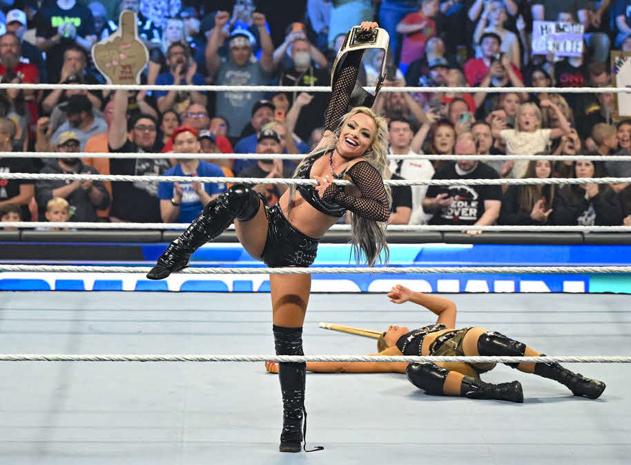 レイシー・エヴァンス（右奥）を倒した後、スマックダウン女子王座ベルトを掲げたリブ・モーガン（C）2022 WWE, Inc. All Rights Reserved