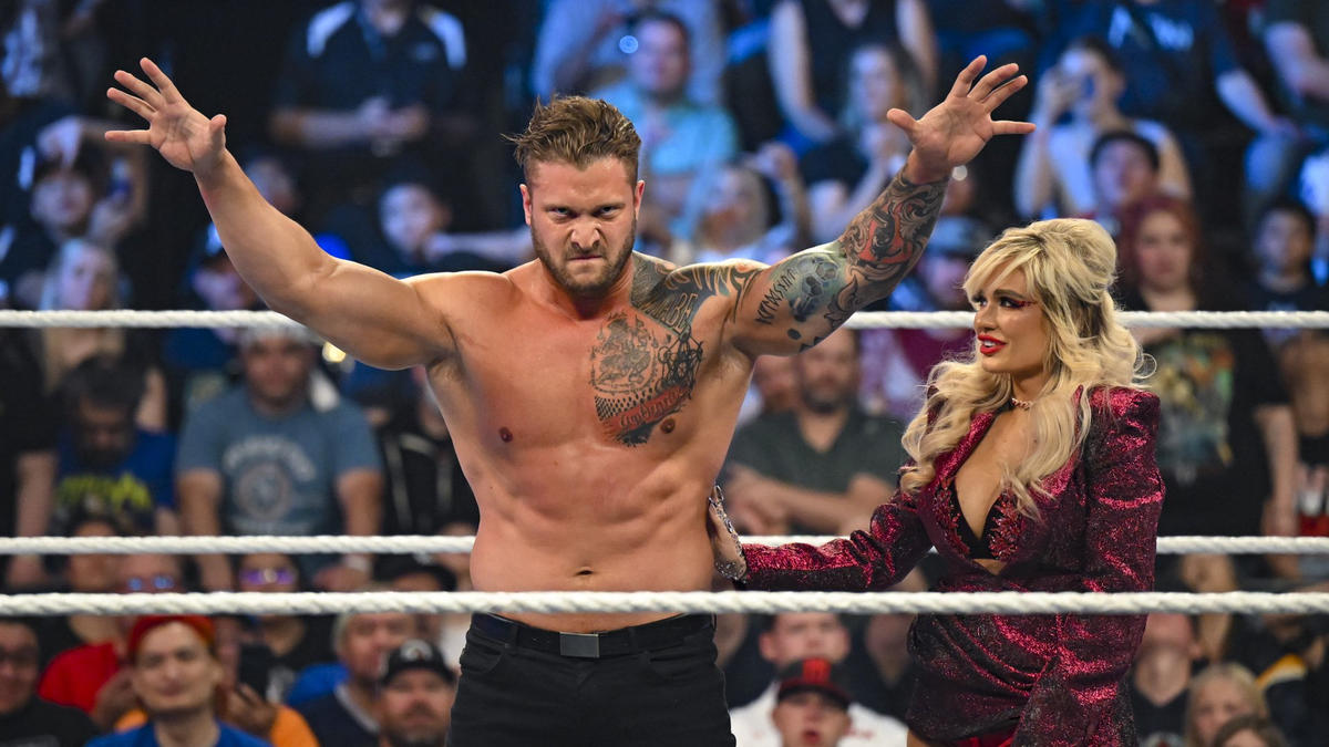 リングで存在感を示すカリオン・クロス（左）と妻スカーレット夫人（C）2022 WWE, Inc. All Rights Reserved