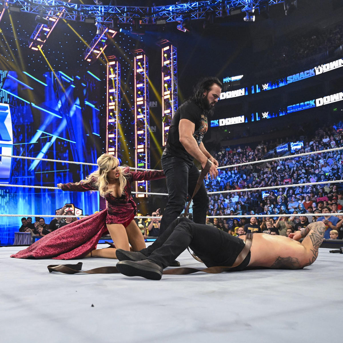 カリオン・クロス（右端）を追い詰めたドリュー・マッキンタイア（中央）にローブロー攻撃を仕掛けたクロスの妻スカーレット夫人（C）2022 WWE, Inc. All Rights Reserved