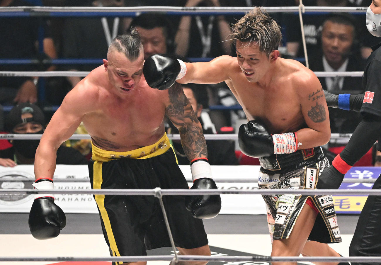 3回、ジジ（左）にパンチを見舞いTKO勝ちする皇治（撮影・滝沢徹郎）