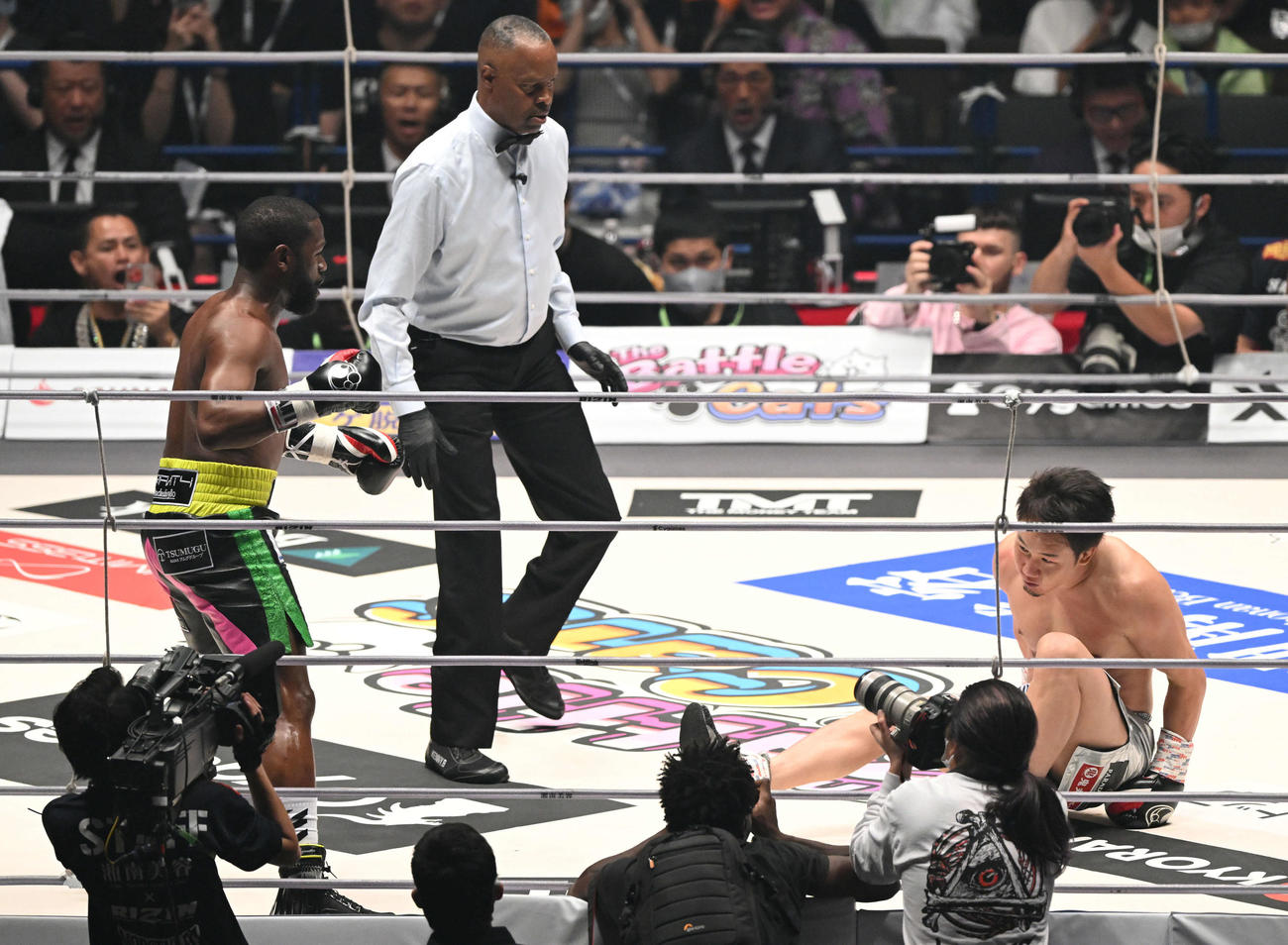 2回、フロイド・メイウェザー（左）は朝倉未来にKO勝ちする（撮影・滝沢徹郎）
