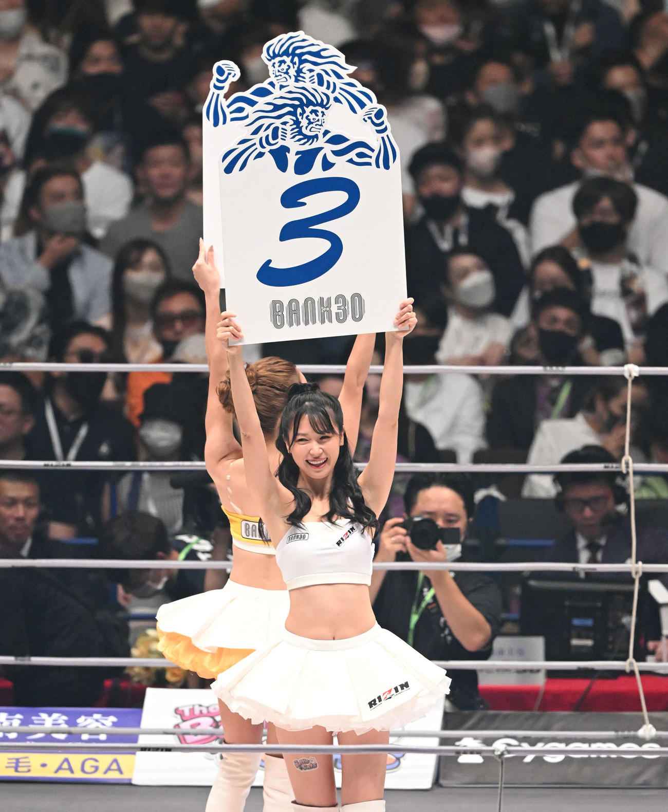 ラウンドを伝えるラウンドガールの荒井つかさ（撮影・滝沢徹郎）