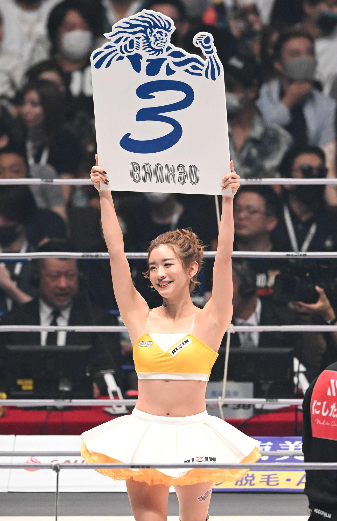 ラウンドを伝えるラウンドガールの山口梓（撮影・滝沢徹郎）