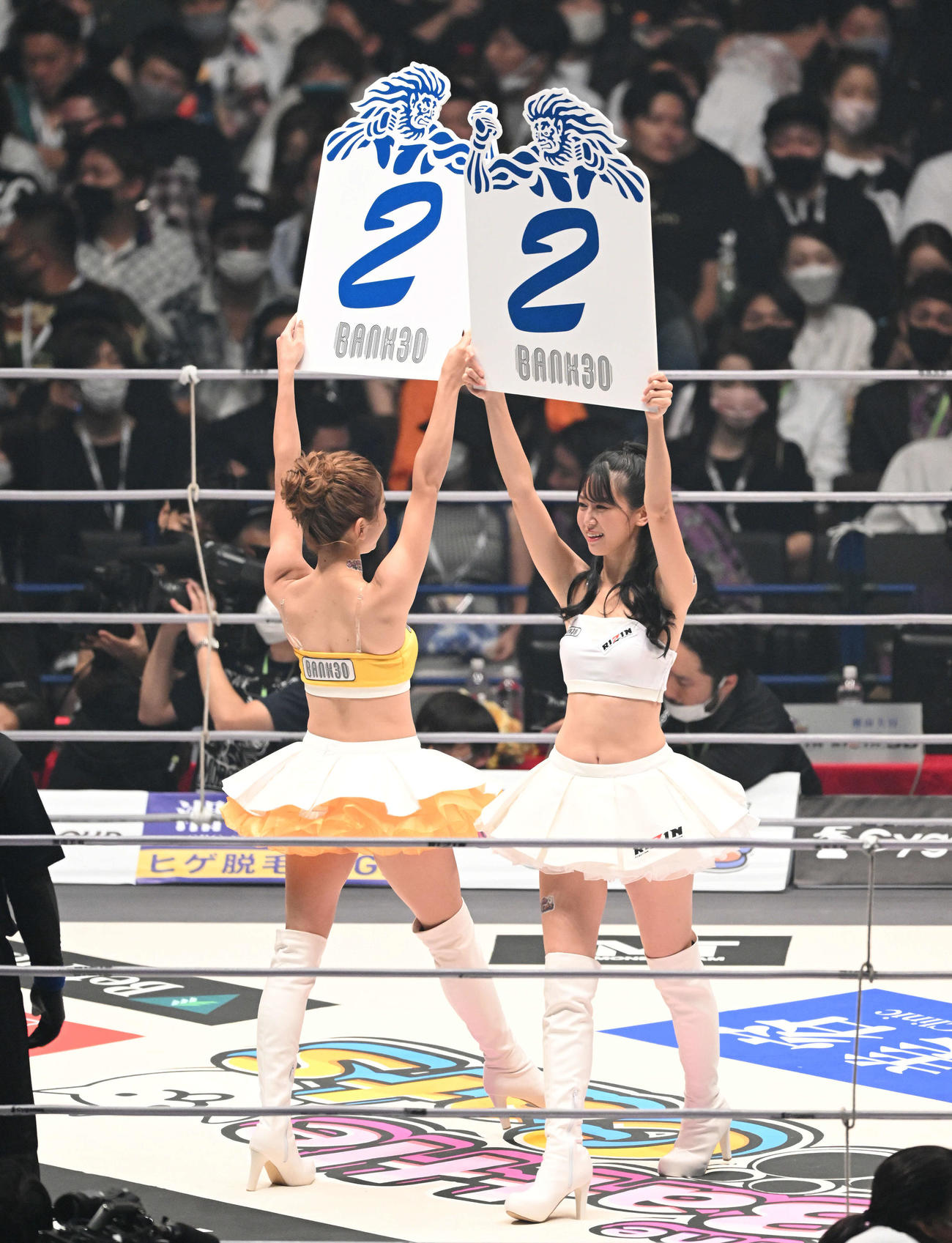 ラウンドを伝えるRIZINガールの荒井つかさ（撮影・滝沢徹郎）