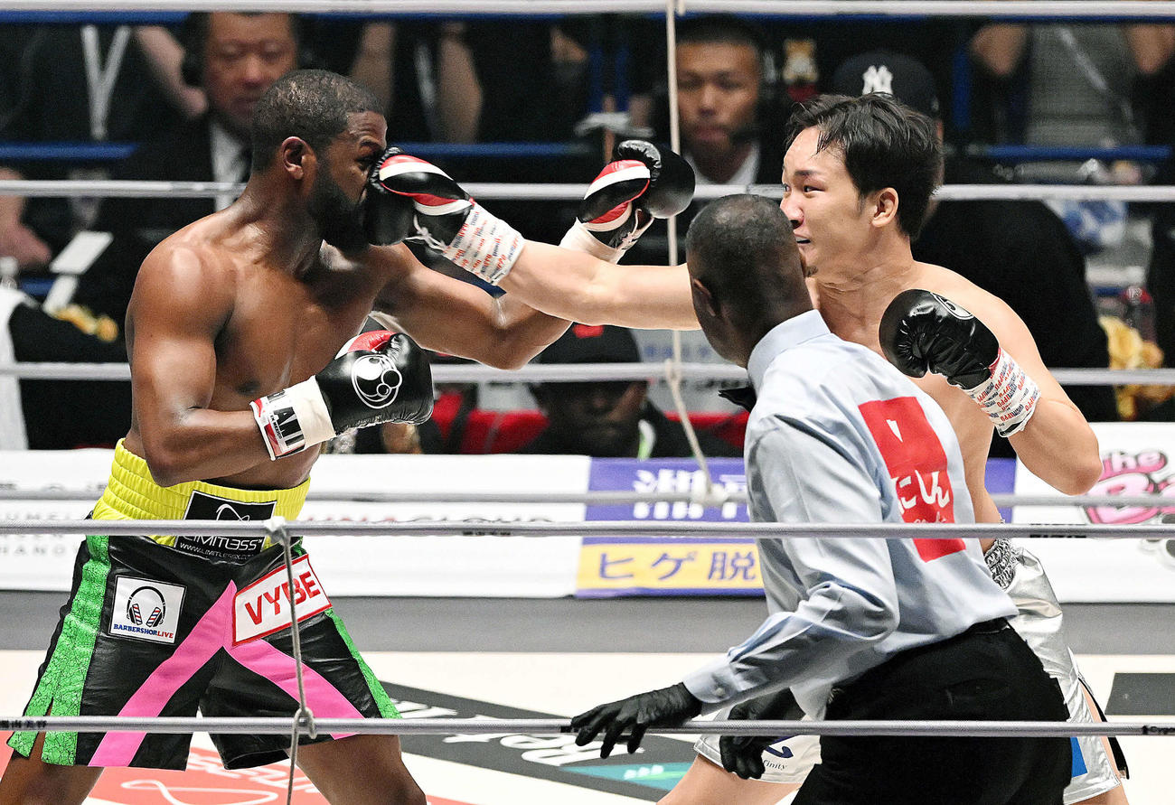 2回、朝倉未来（右）はフロイド・メイウェザーにパンチを見舞う（撮影・滝沢徹郎）