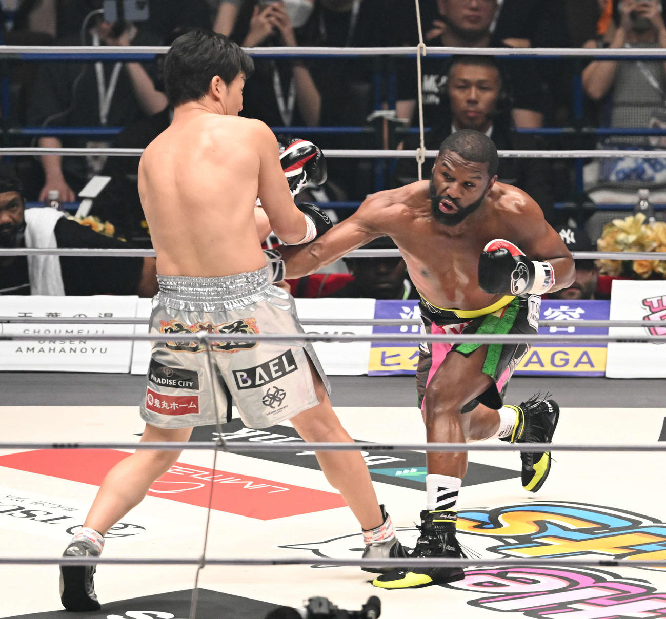 2回、朝倉未来（左）のボディーを攻めるフロイド・メイウェザー（撮影・滝沢徹郎）