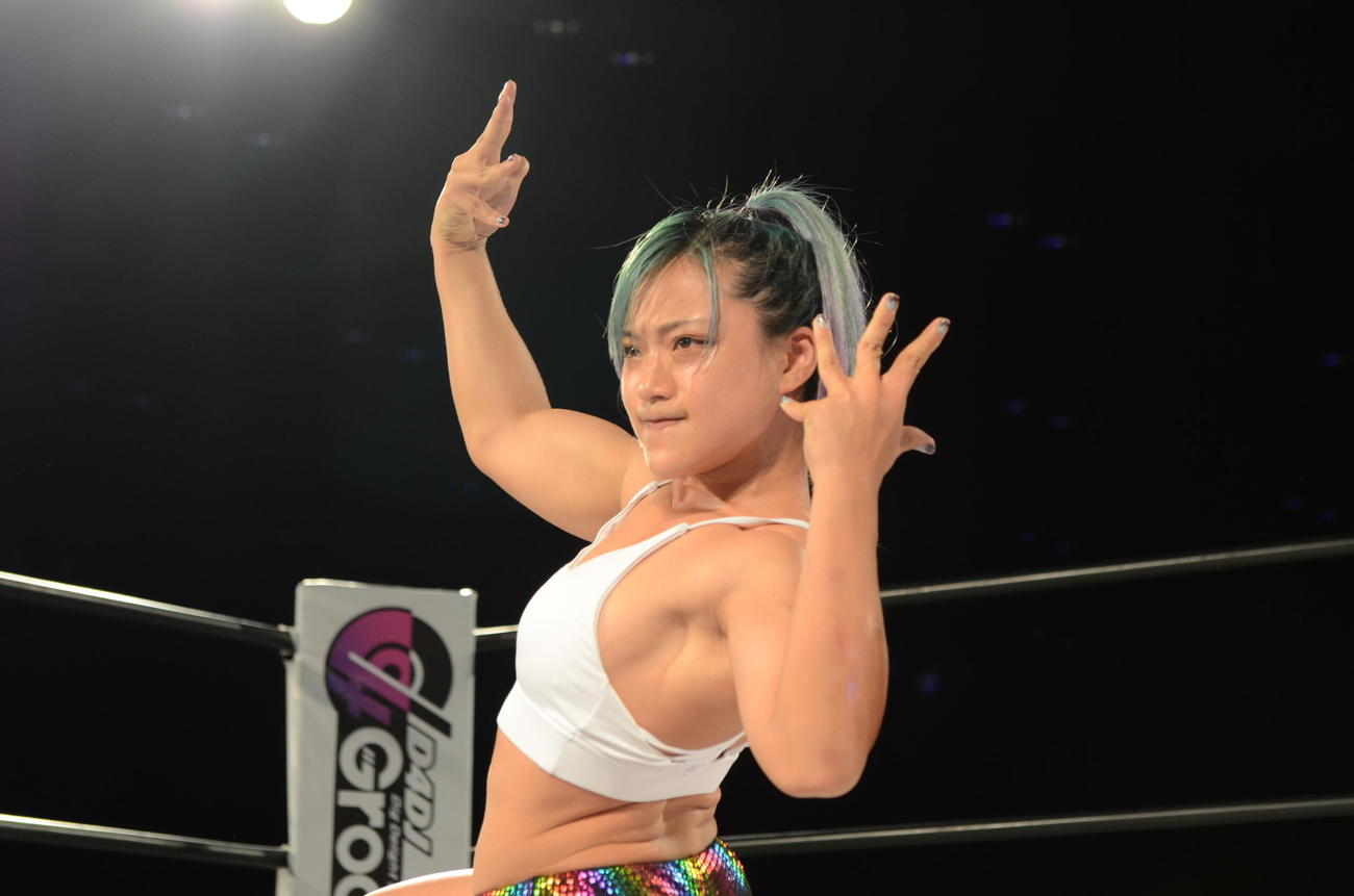 スターダム高田馬場大会　マッスルコンテストで優勝した飯田沙耶（撮影・松熊洋介）