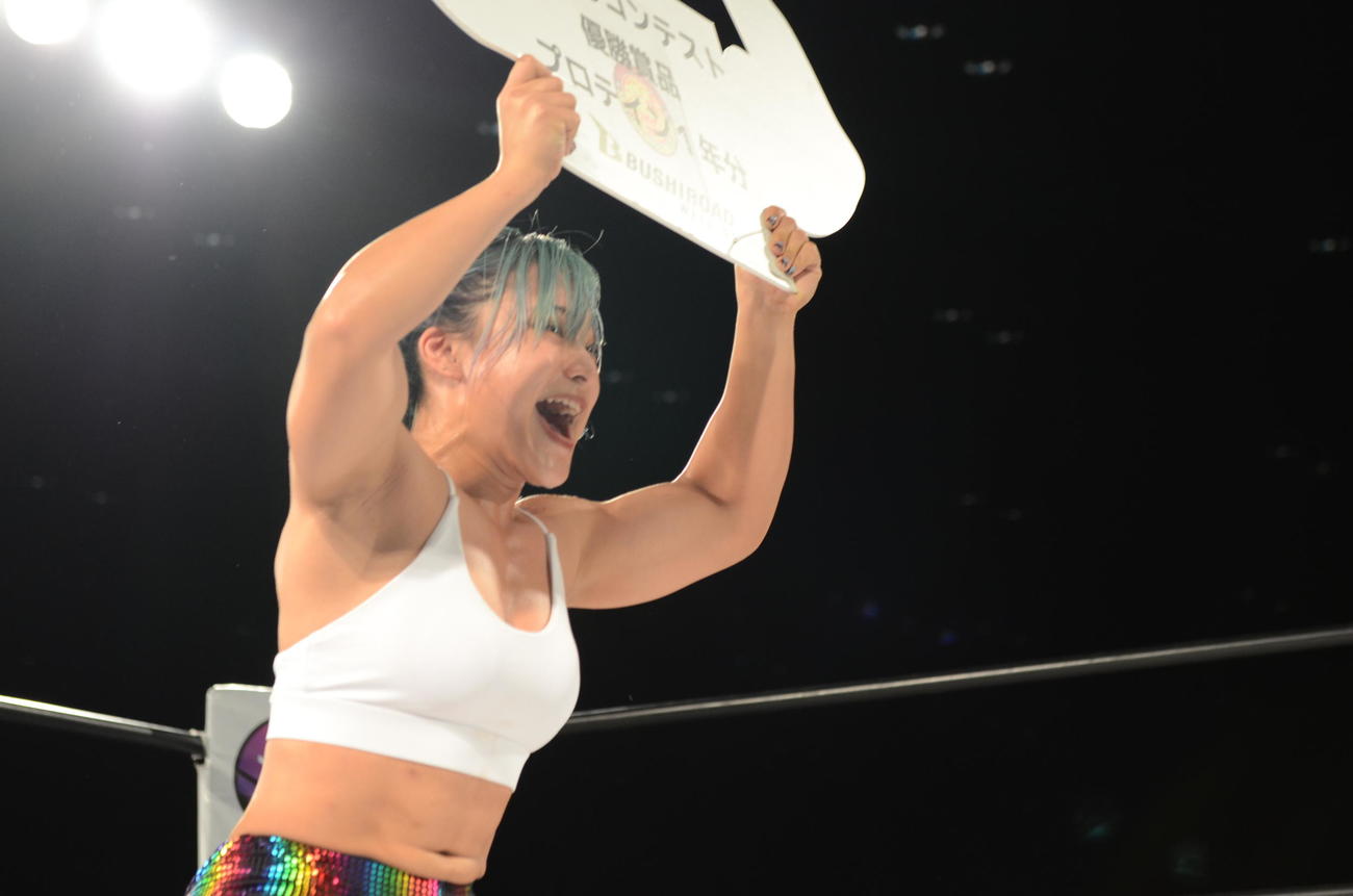 スターダム高田馬場大会　マッスルコンテストで優勝した飯田沙耶（撮影・松熊洋介）