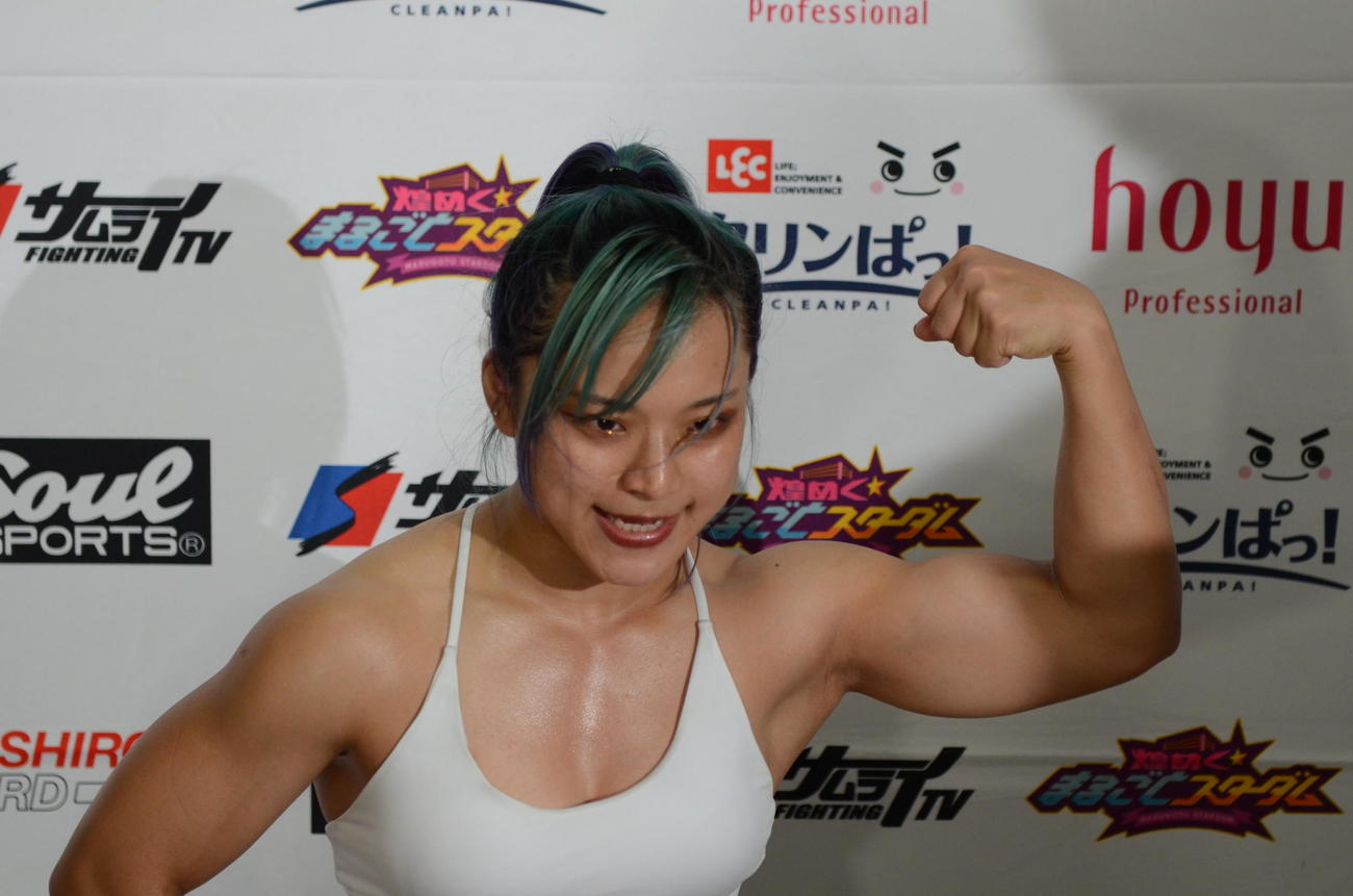 スターダム高田馬場大会　マッスルコンテストで優勝した飯田沙耶は筋肉をアピール（撮影・松熊洋介）