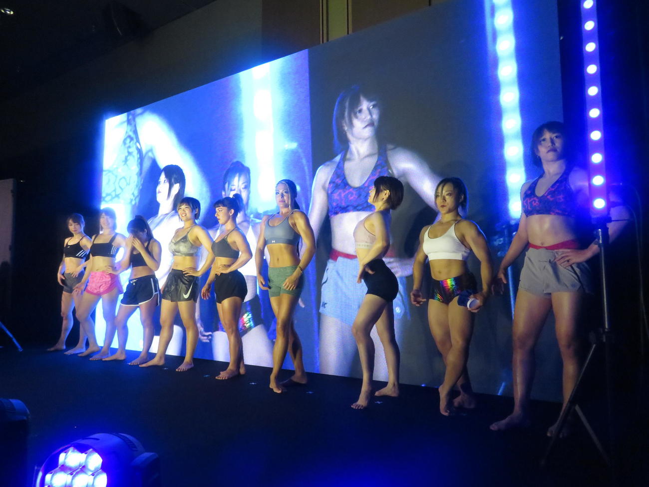 スターダム高田馬場大会　マッスルコンテストに参加した選手たち。右から2人目が優勝した飯田沙耶（撮影・松熊洋介）