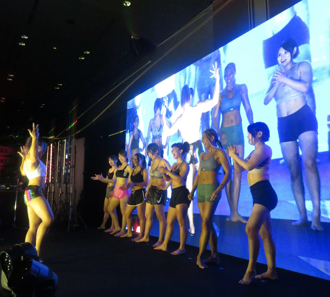 スターダム高田馬場大会　飯田沙耶（左）の筋肉に参加選手たちも拍手（撮影・松熊洋介）