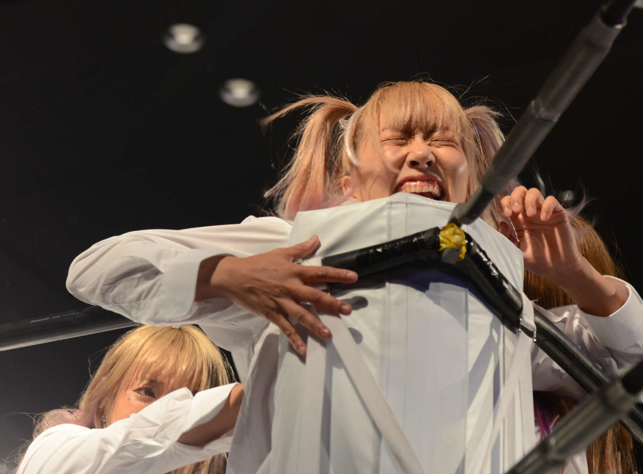 スターダム高田馬場大会　SAKIの攻撃に顔をしかめるウナギ・サヤカ（撮影・松熊洋介）