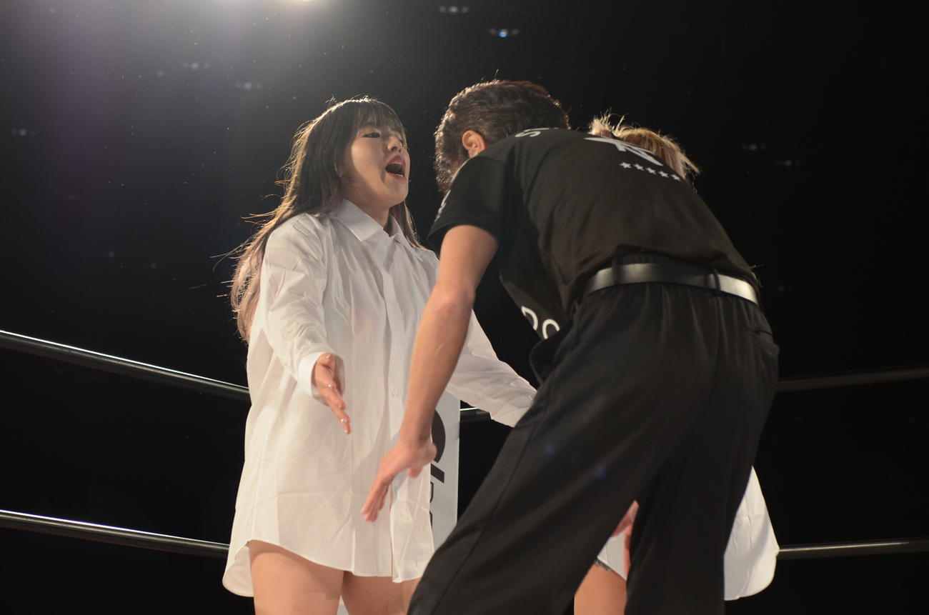 レフェリーのボディーチェックを受ける白川未奈（撮影・松熊洋介）