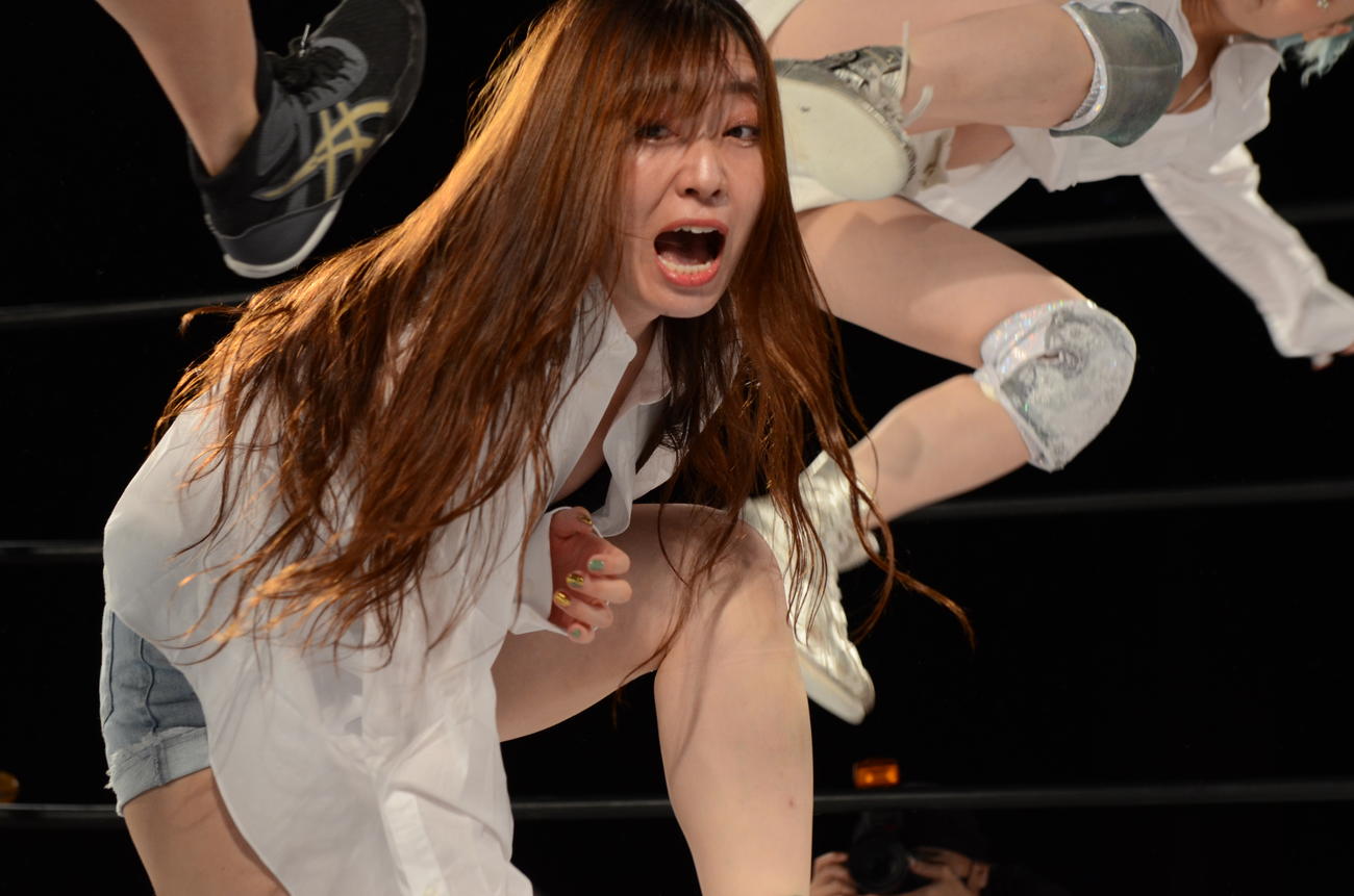 なつぽいと白川未奈から攻撃を受ける清水ひかり（撮影・松熊洋介）