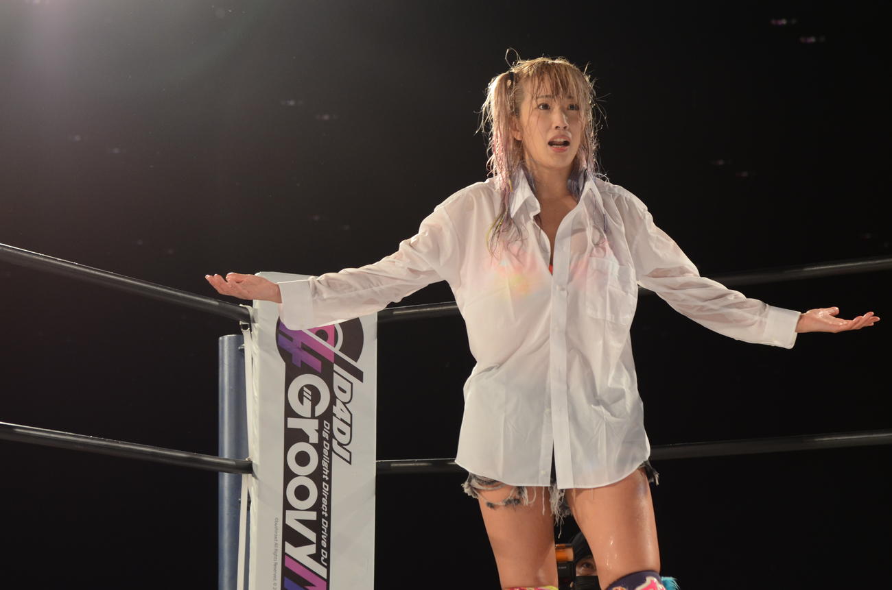 反則負けに納得がいかないウナギ・サヤカ（撮影・松熊洋介）