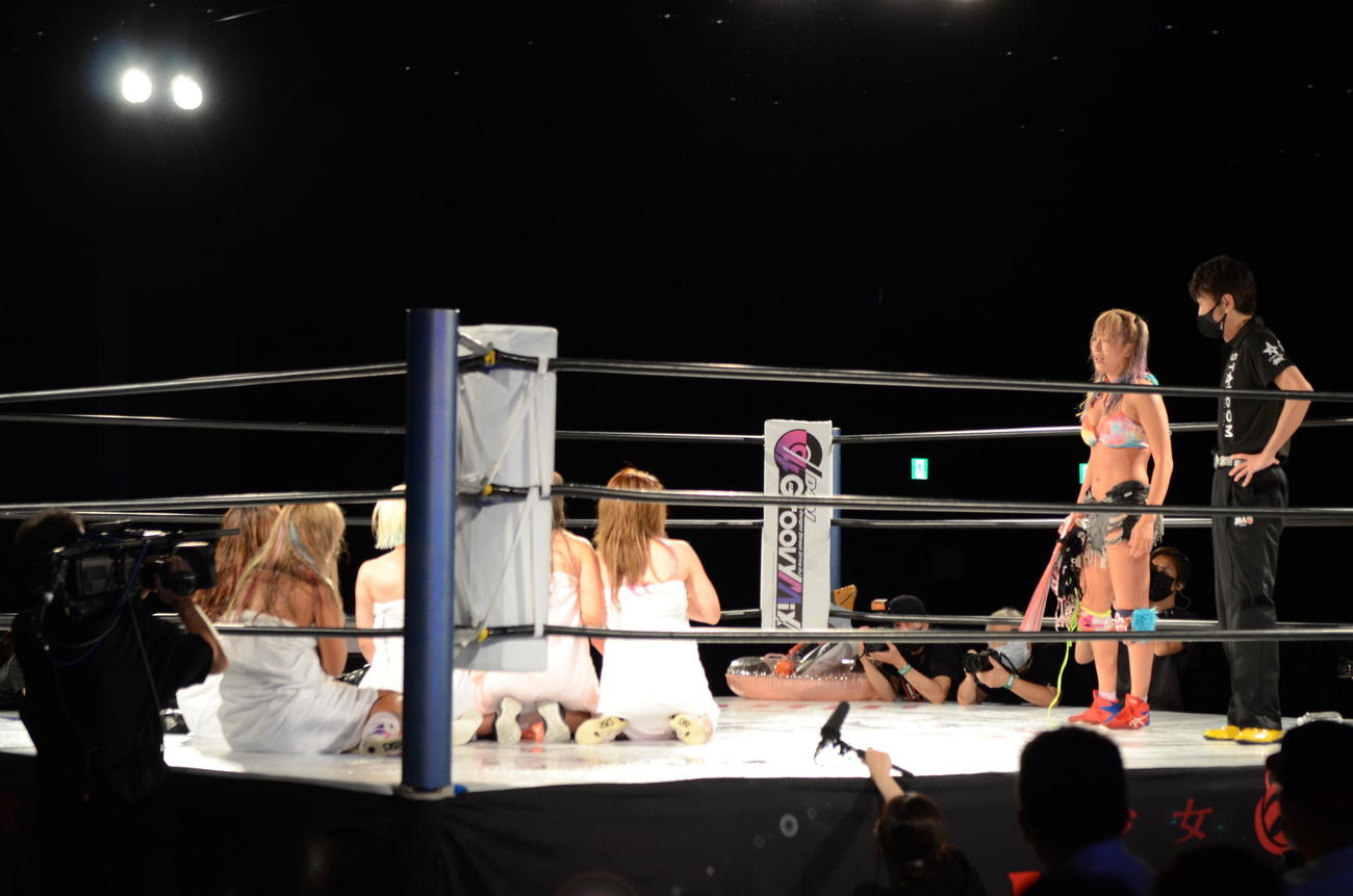 スターダム高田馬場大会　ウナギ・サヤカ（右）に水着をはぎ取られた選手たち（撮影・松熊洋介）